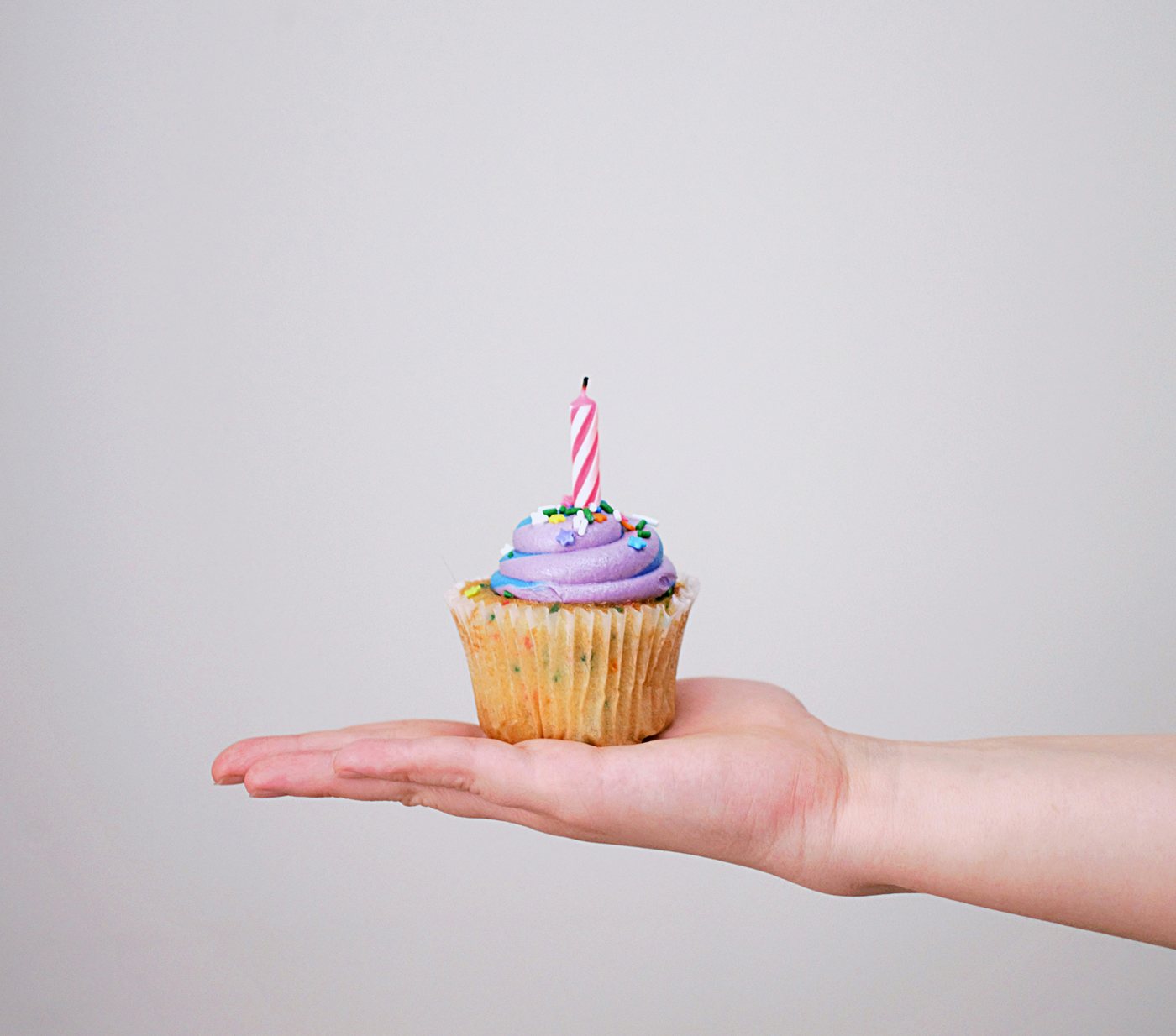 A cupcake held on an open palm: sugar, food and joint pain, and herbal medicine for headaches and joint pain in Waimea and Kona, Hawaii